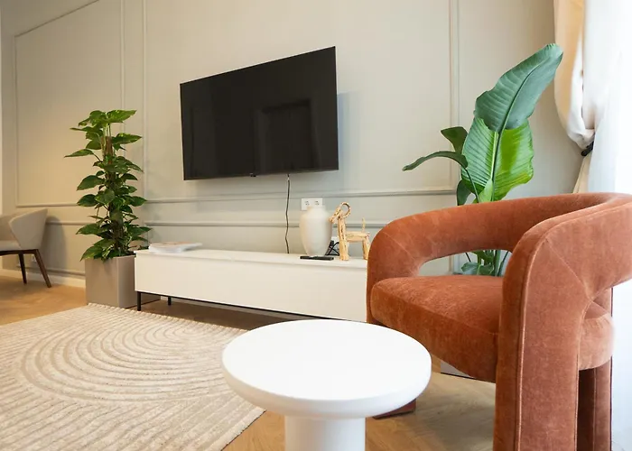 Chic & Cozy 104m2 Flat, Walk To Attractions