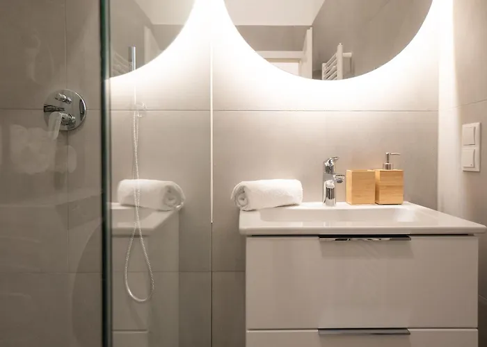Chic & Cozy 104m2 Flat, Walk To Attractions Vienne