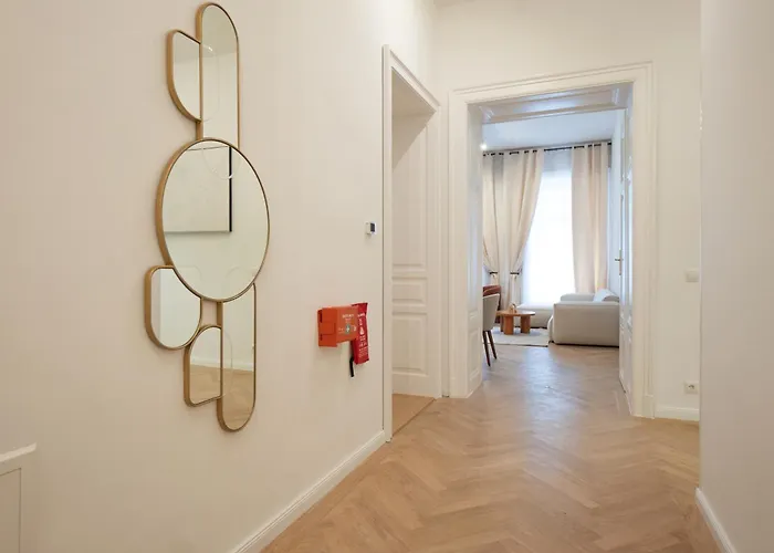 Chic & Cozy 104m2 Flat, Walk To Attractions Vienne