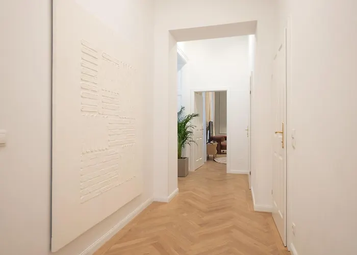 Chic & Cozy 104m2 Flat, Walk To Attractions